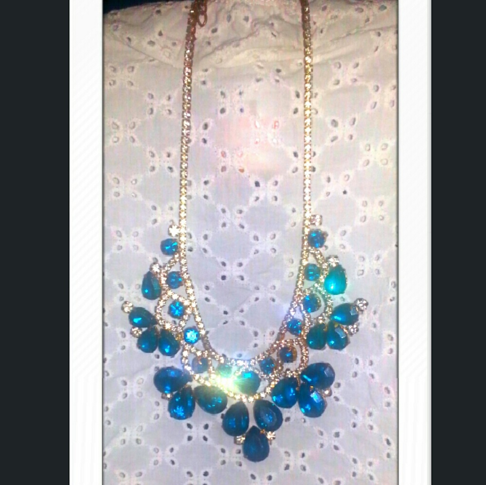 FLASH SALE 3/$12! Stunning Jewel accent necklace